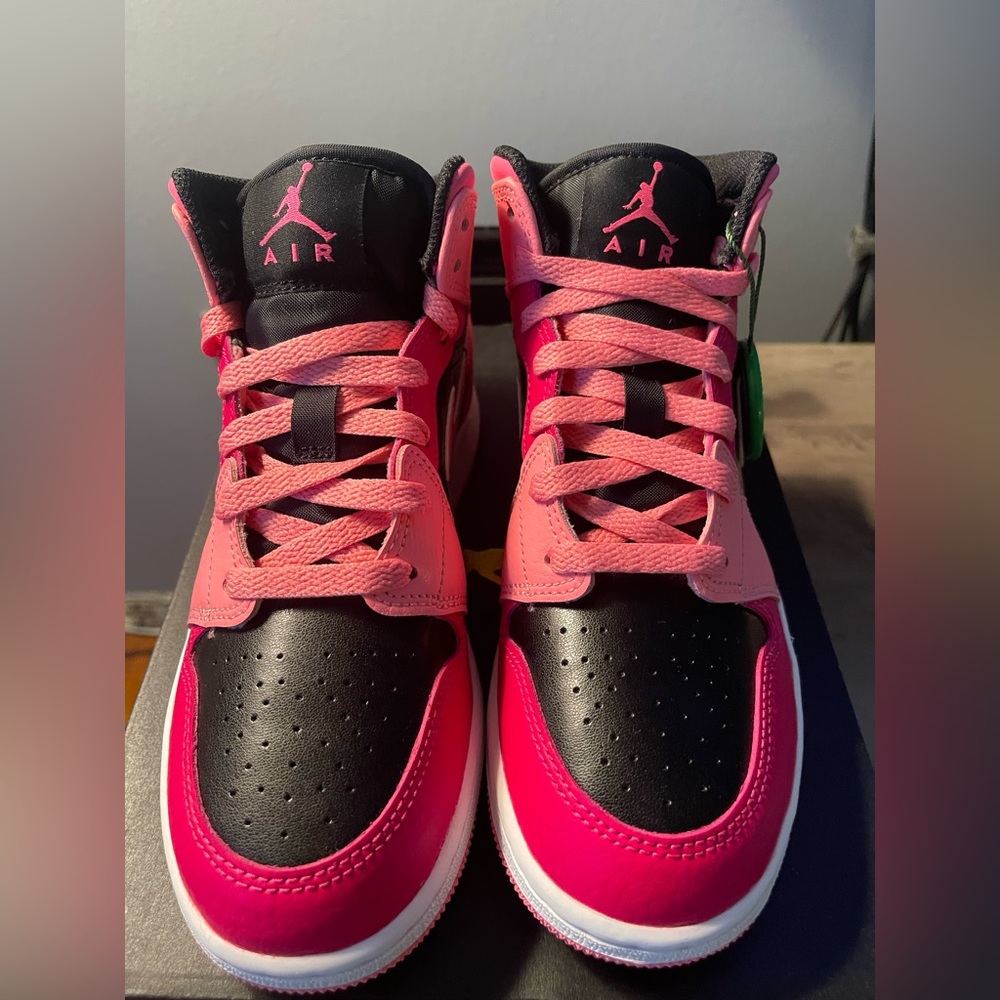 BRAND NEW : Air Jordan 1 Mid Coral Chalk GS